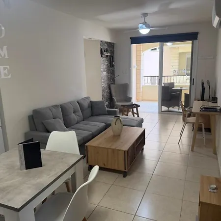 Majestic Gardens 10 Minutes From Airport Апартаменты Ларнака