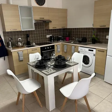 Majestic Gardens 10 Minutes From Airport *