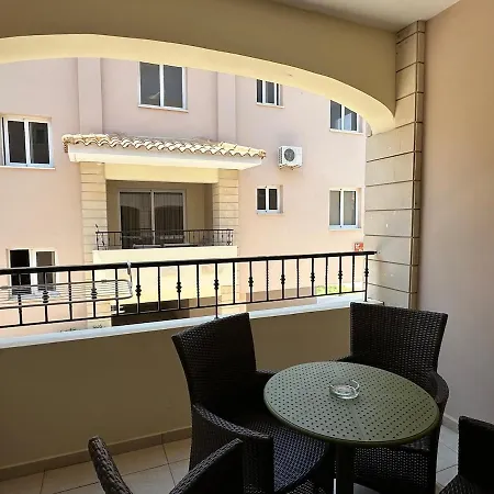 Majestic Gardens 10 Minutes From Larnaka Airport 아파트 *