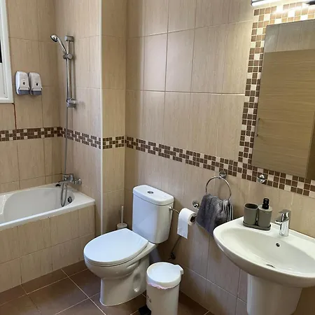 Majestic Gardens 10 Minutes From Airport Apartamento Tersephanou