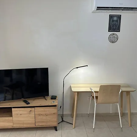 Majestic Gardens 10 Minutes From Airport 라르나카