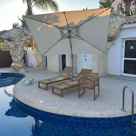 Majestic Gardens 10 Minutes From Larnaka Airport 아파트