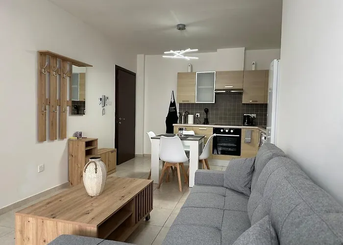 Majestic Gardens 10 Minutes From Airport Apartament Tersephanou