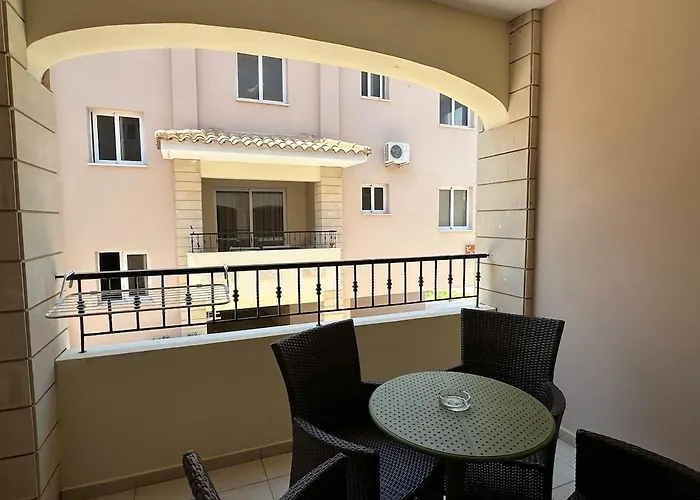 Majestic Gardens 10 Minutes From Airport Apartament *