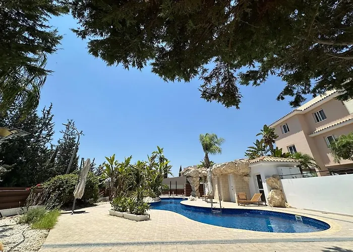 Majestic Gardens 10 Minutes From Airport Apartament *