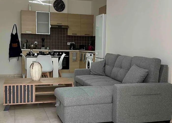 Majestic Gardens 10 Minutes From Airport * Tersephanou