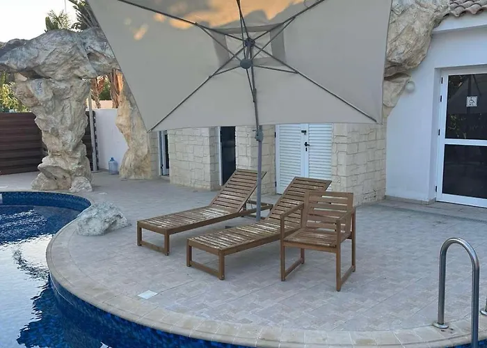 Majestic Gardens 10 Minutes From Airport アパート